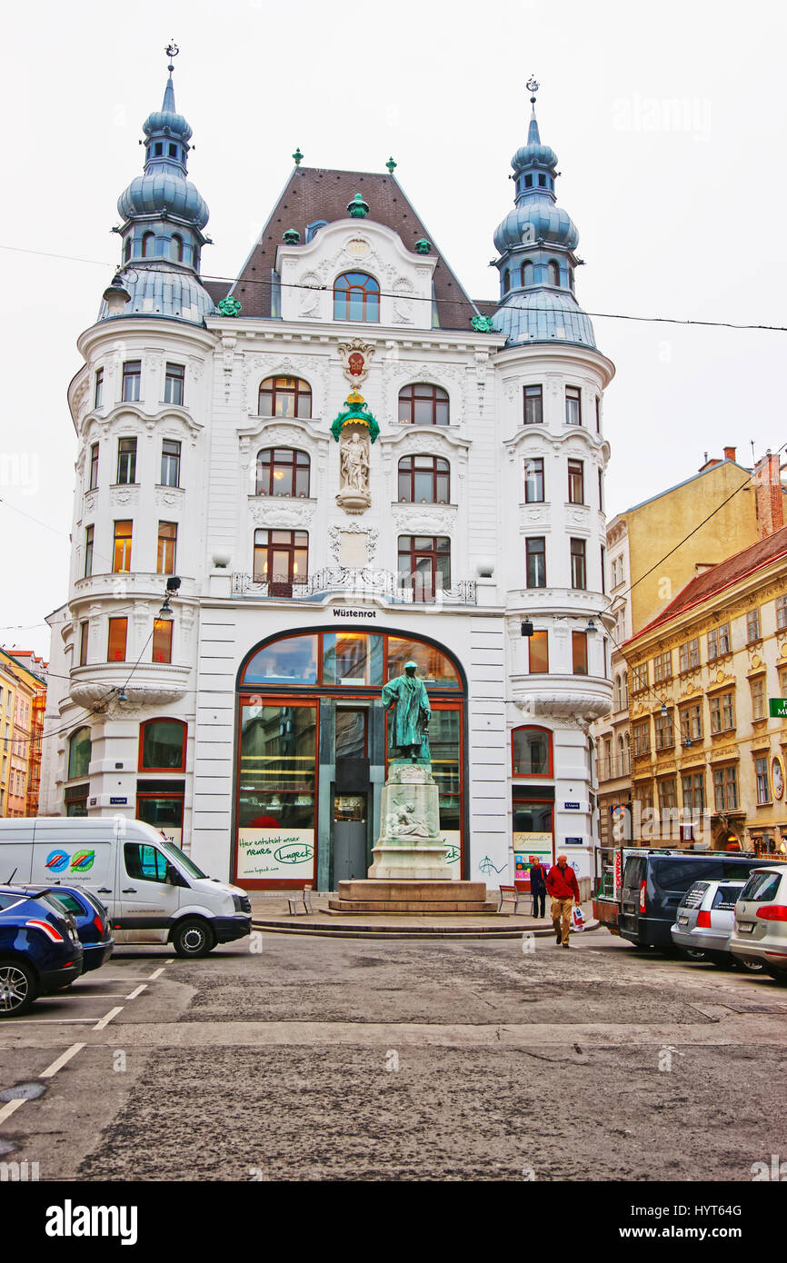 Wien, Österreich - 8. Januar 2014: Johannes Gutenberg-Statue in der Altstadt von Wien. Menschen auf dem Hintergrund. Stockfoto