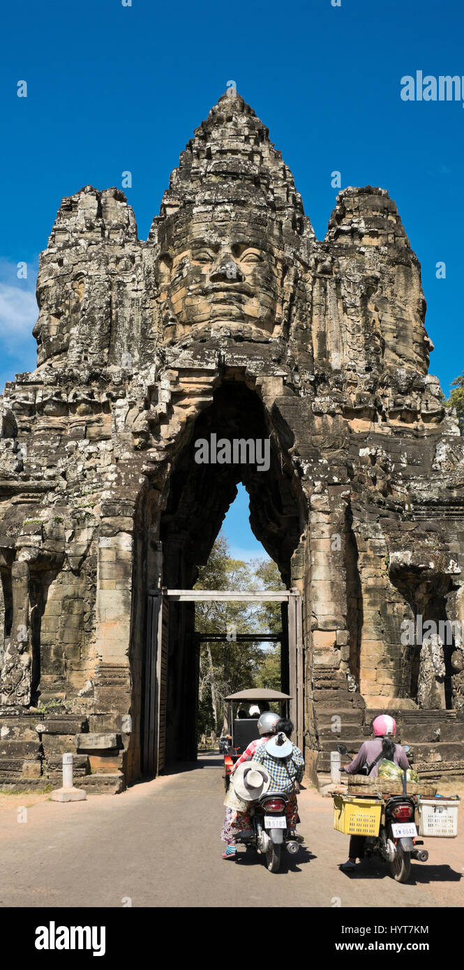 Vertikale Blick auf das südliche Tor in Angkor Thom in Kambodscha. Stockfoto