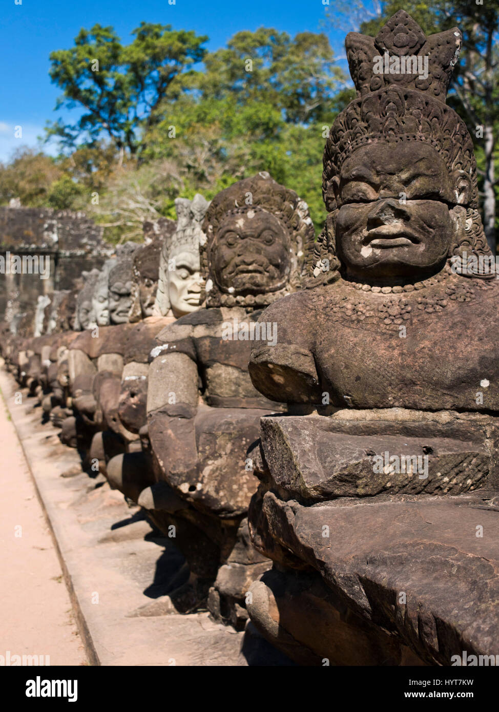 Vertikale Blick auf das südliche Tor in Angkor Thom in Kambodscha. Stockfoto