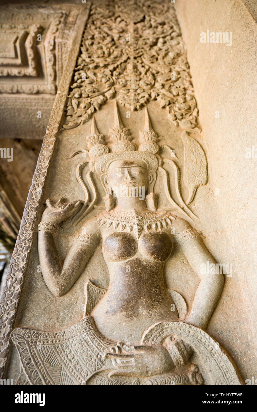 Vertikale Ansicht von einem komplizierten Apsrara Tänzer an den Wänden von Angkor Wat in Cambo Stockfoto