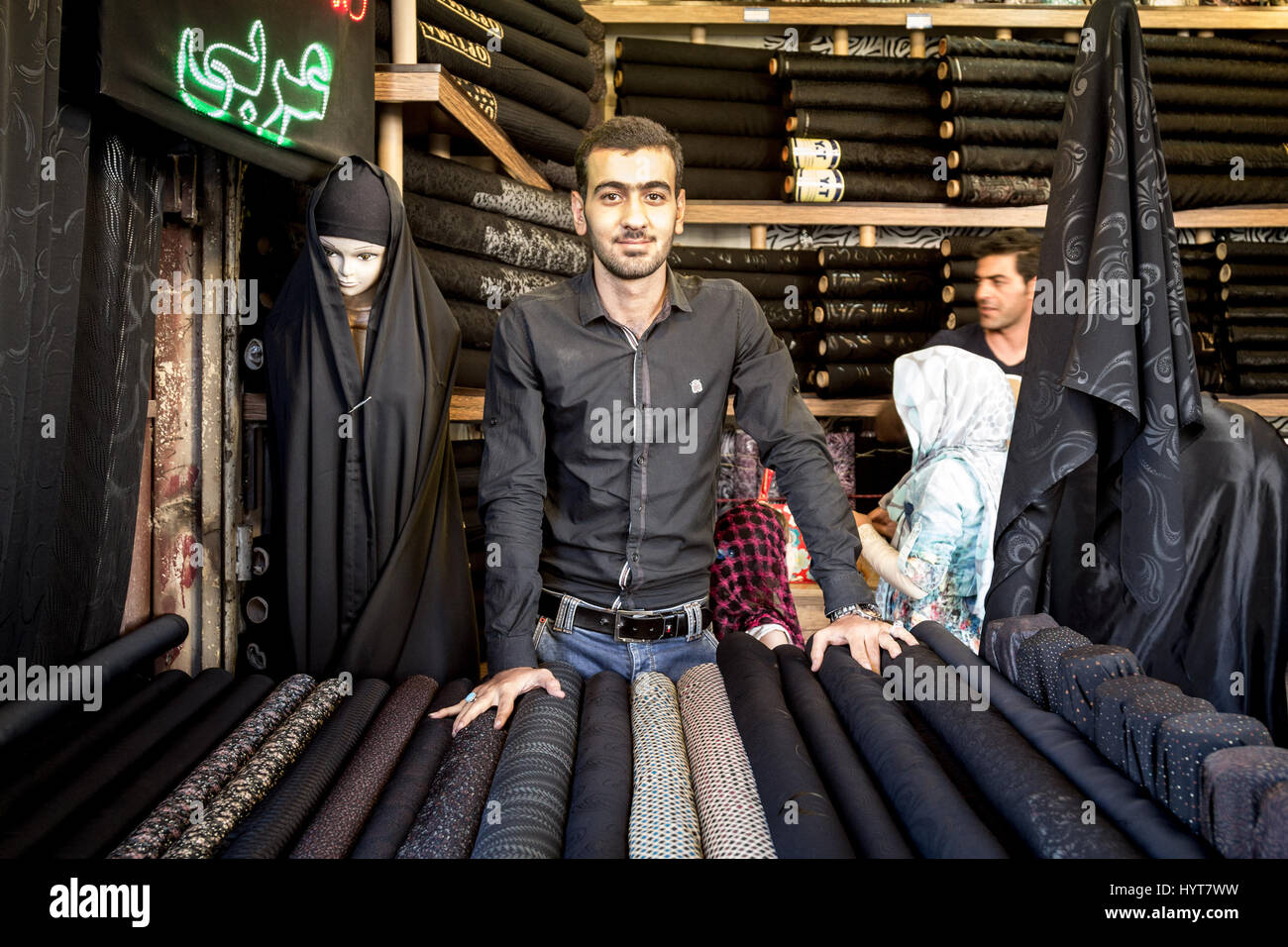 ISFAHAN, IRAN - 20. August 2016: Islamische Outfit Verkäufer (Hijab, Schleier und Schals) in Isfahan Basar Bild von einem islamischen Kleidung Verkäufer in Isfahan, ich Stockfoto