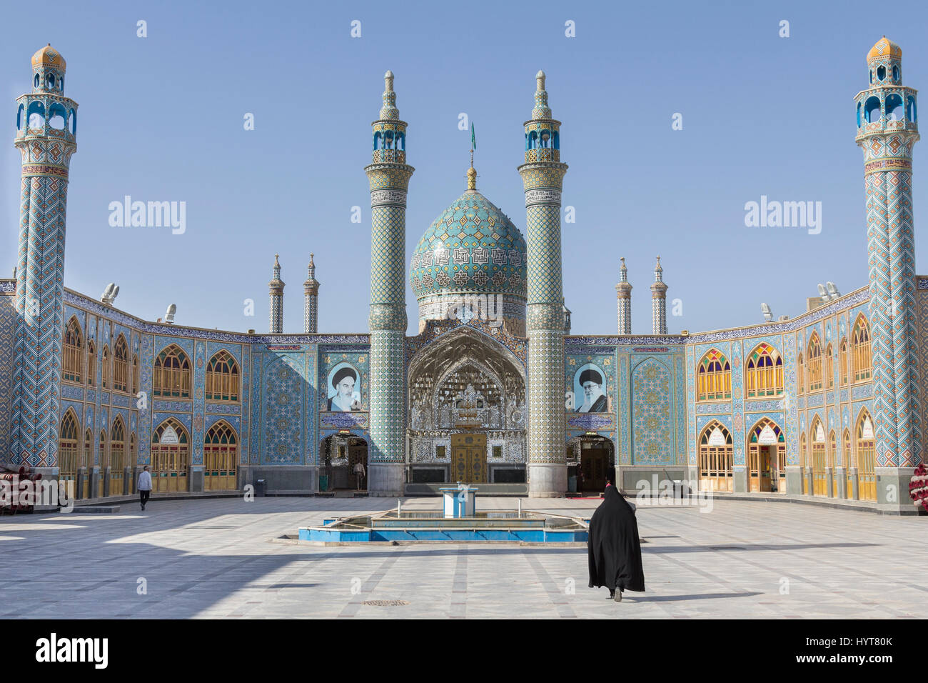 Aran va bidgol Moschee/heiligen Schrein in der Nähe von Kashan, Iran, mit einer verschleierten Frau vor es Aran va Bidgol ist eine Stadt und die Hauptstadt von Aran Stockfoto