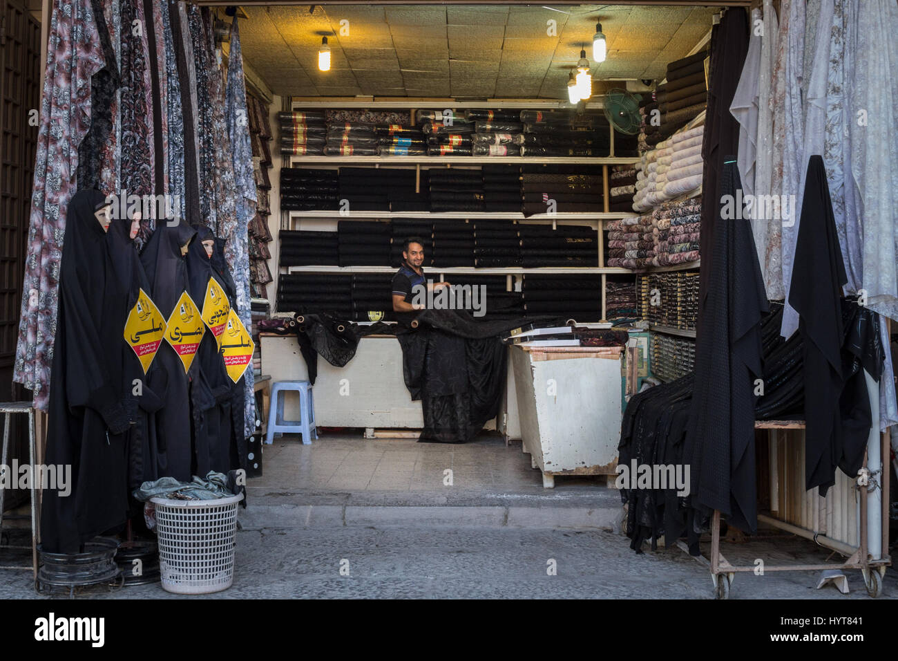 ISFAHAN, IRAN - 20. August 2016: Islamische Outfit Verkäufer (Hijab, Schleier und Schals in Isfahan Basar Bild von einem islamischen Kleidung Verkäufer in Isfahan, Ir Stockfoto