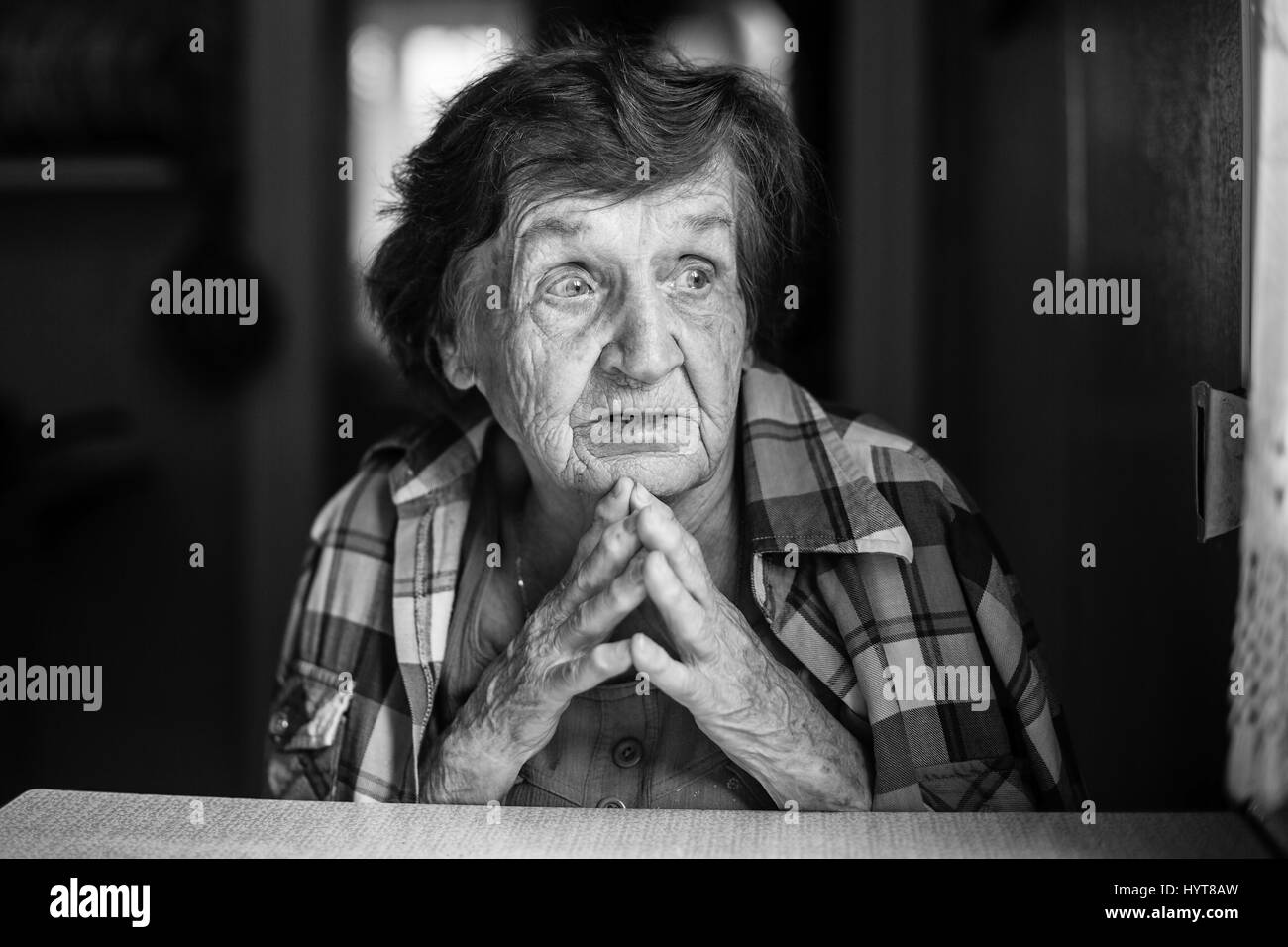 Psychologisches Portrait einer älteren Frau, ein schwarz-weiß-Foto. Stockfoto