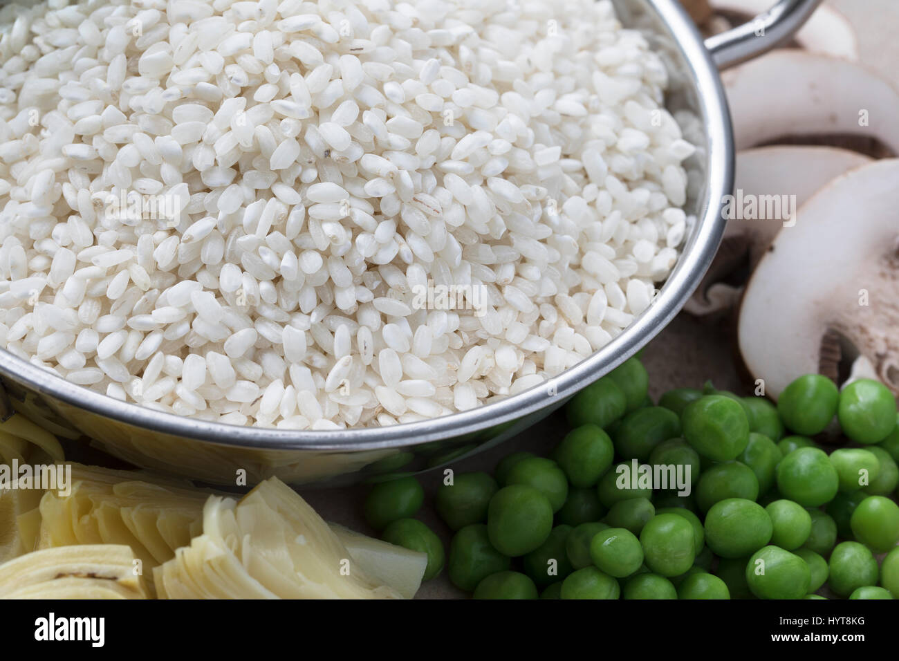 Schüssel Risottoreis und andere frische Gemüse-ingredients Stockfoto