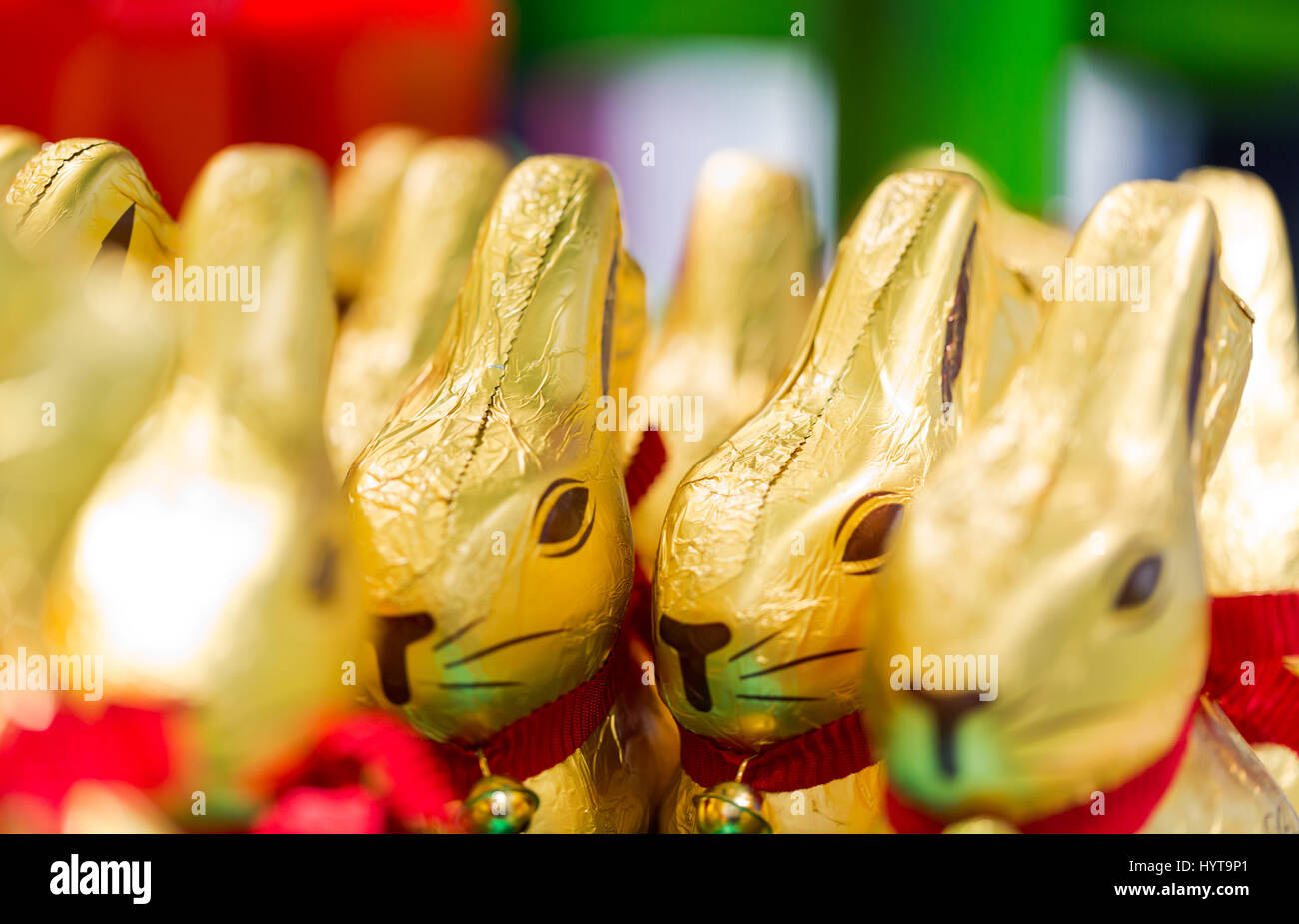 Osterhase Lindt Schokolade in den Regalen im Supermarkt zu verkaufen in Goldfolie gewickelt. & Sprüngli Lindt produziert die höchste Qualität Premium chocola Stockfoto