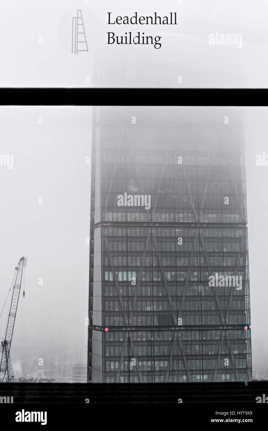 Blick auf das Leadenhall Building (Cheesegrater) durch ein Fenster des Walkie-Talkie Wolkenkratzers Gebäude am 20 Fenchurch Street, City of London E Stockfoto