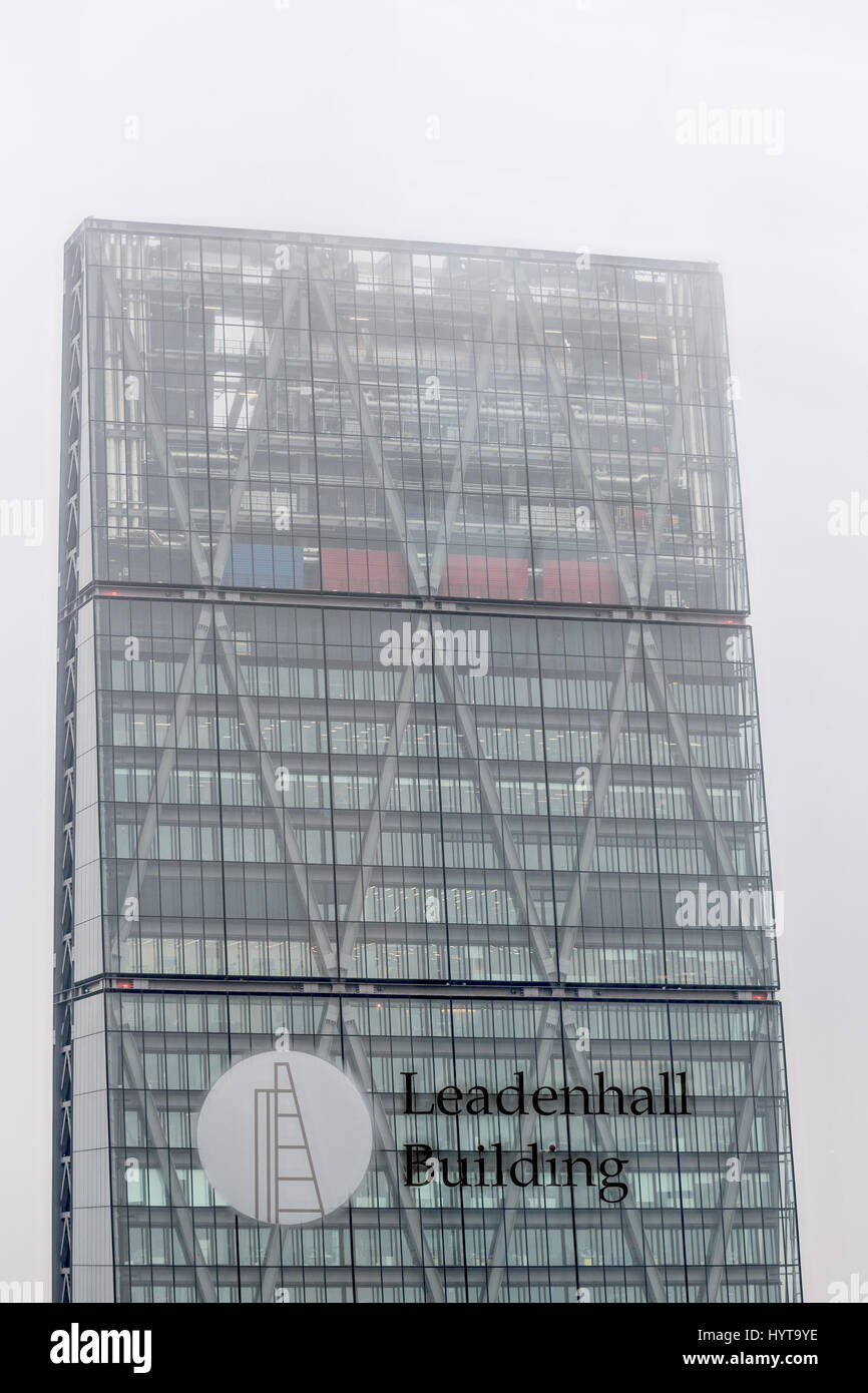 Blick auf das Leadenhall Building (Cheesegrater) durch ein Fenster des Walkie-Talkie Wolkenkratzers Gebäude am 20 Fenchurch Street, City of London E Stockfoto