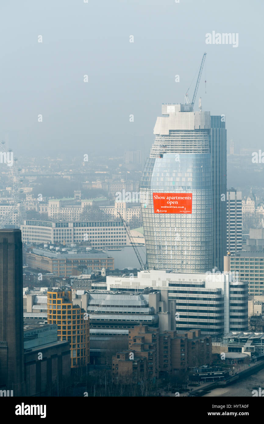 Blick auf Tower Appartementhaus am 1 Blackfriars durch ein Fenster des Walkie-Talkie Wolkenkratzers Gebäude am 20 Fenchurch Street, City of London E Stockfoto