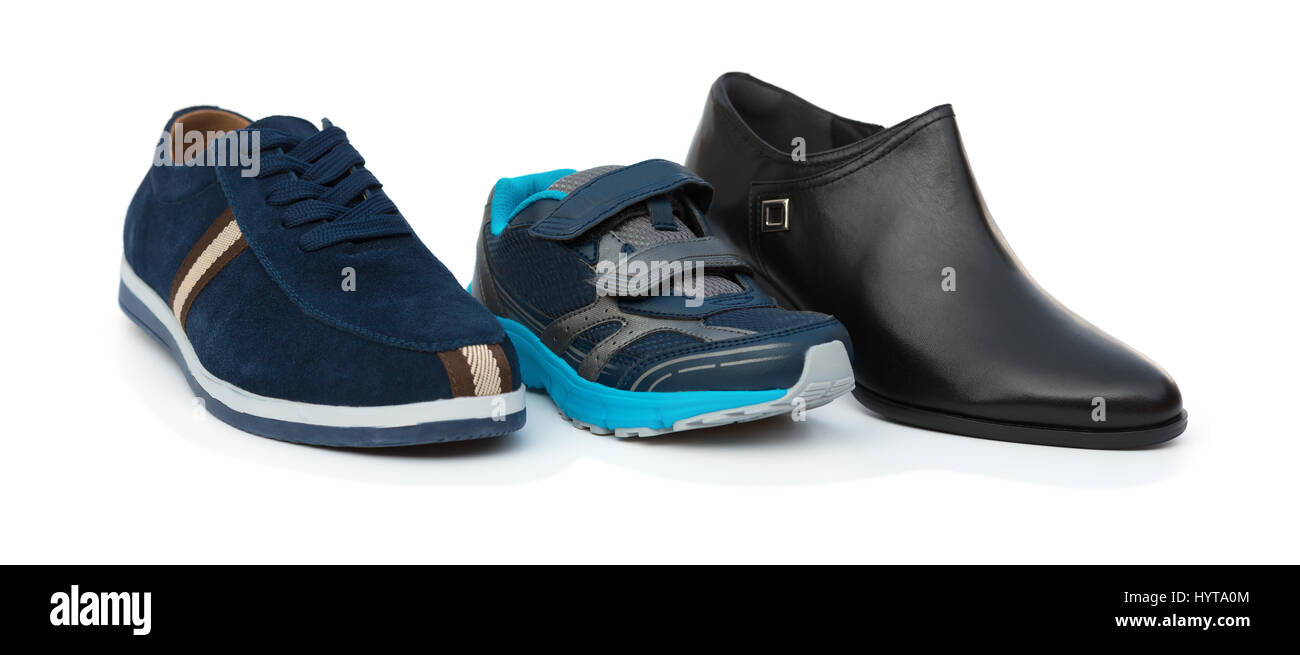 Söhne Schuhe umgeben von Vater und Mütter auf weißem Hintergrund Stockfoto
