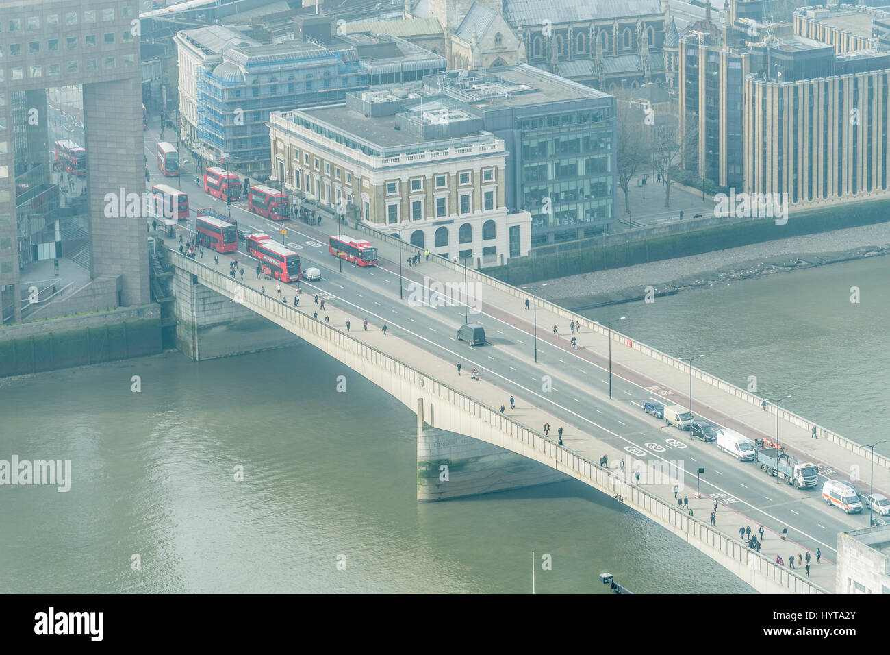 Blick auf den Fluss Themse durch ein Fenster des Walkie-Talkie Wolkenkratzers Gebäude am 20 Fenchurch Street, City of London, England, an einem nebligen Morgen Stockfoto