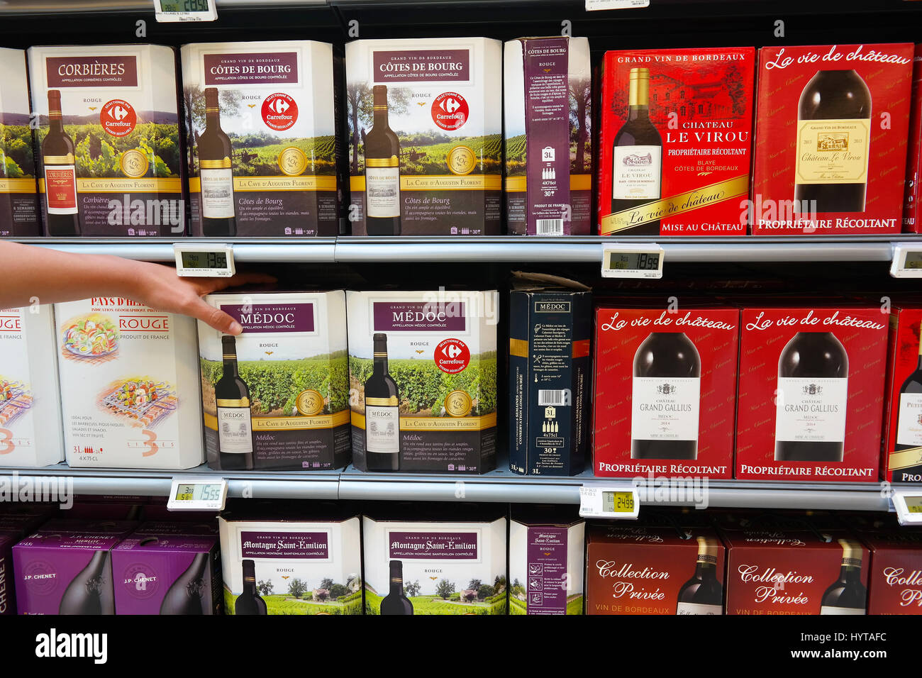 Wein-Kartons in einem Geschäft Stockfoto
