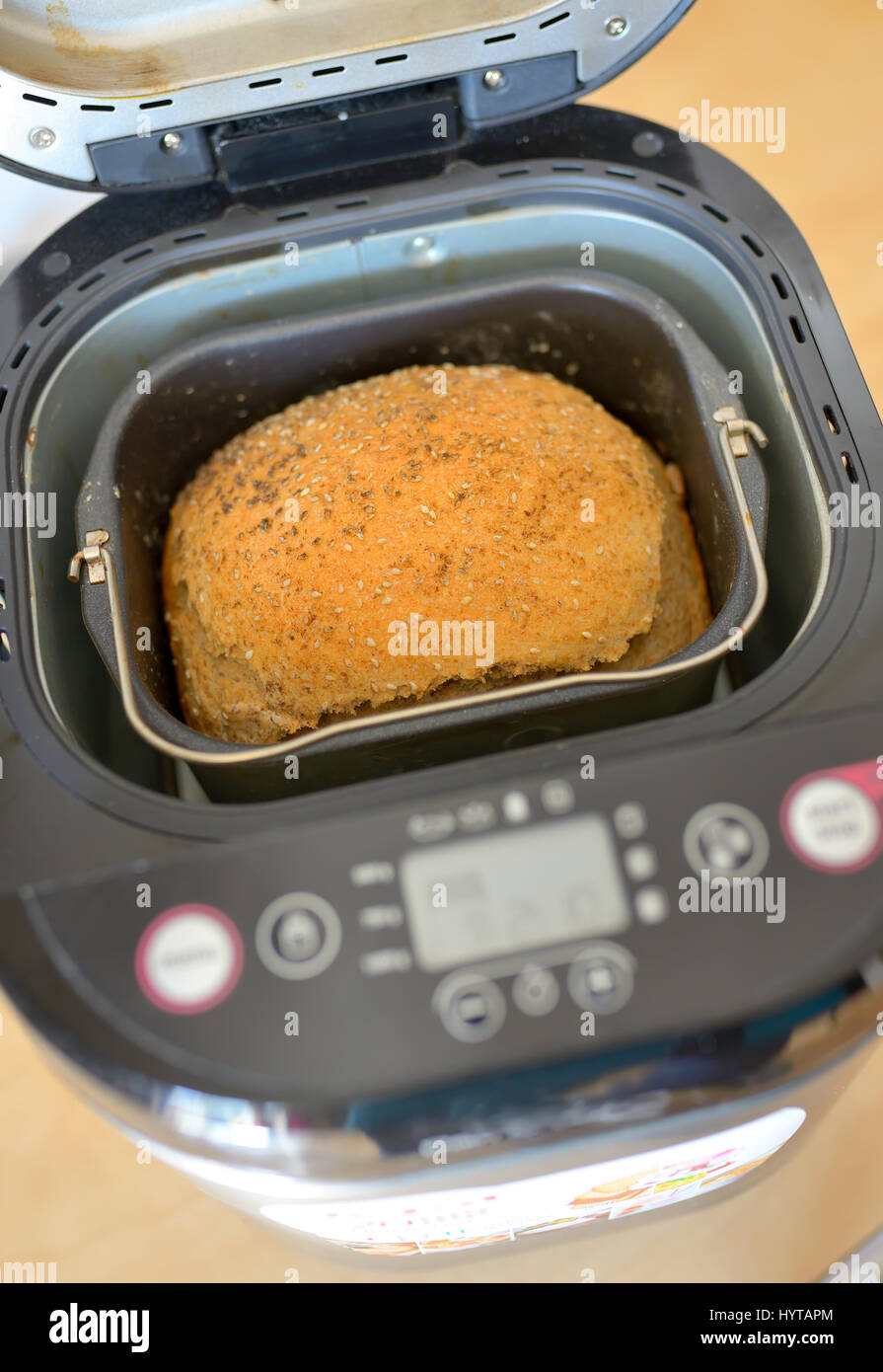 Brot-Maschine mit Pan und frisches Brot zu Hause Stockfoto