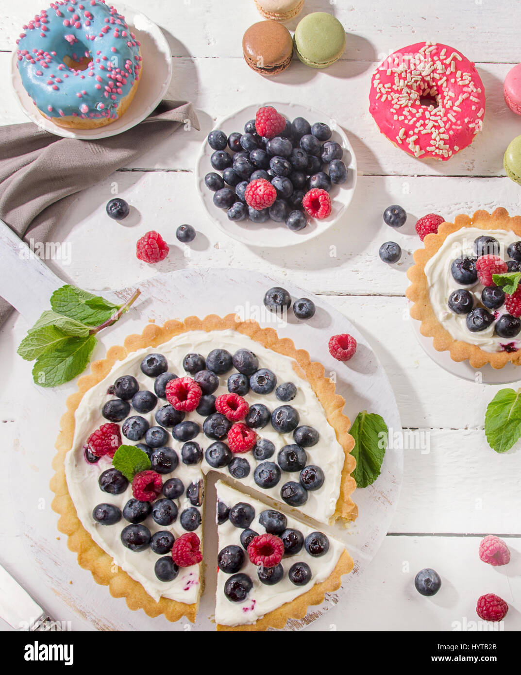 Süßen Desserts mit frischen Beeren. Flach zu legen Stockfoto