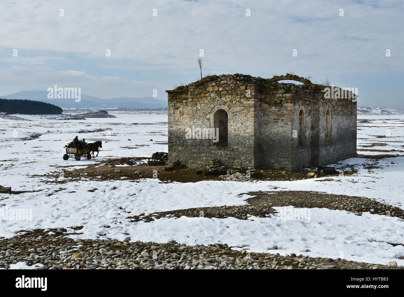 Gypsy Pferdewagen vorbei an den Ruinen der alte östlich-orthodoxen Kirche des Heiligen Ivan Rilski, Zhrebchevo Stausee, Bulgarien Stockfoto