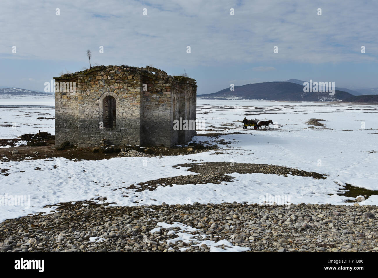 Gypsy Pferdewagen vorbei an den Ruinen der alte östlich-orthodoxen Kirche des Heiligen Ivan Rilski, Zhrebchevo Stausee, Bulgarien Stockfoto