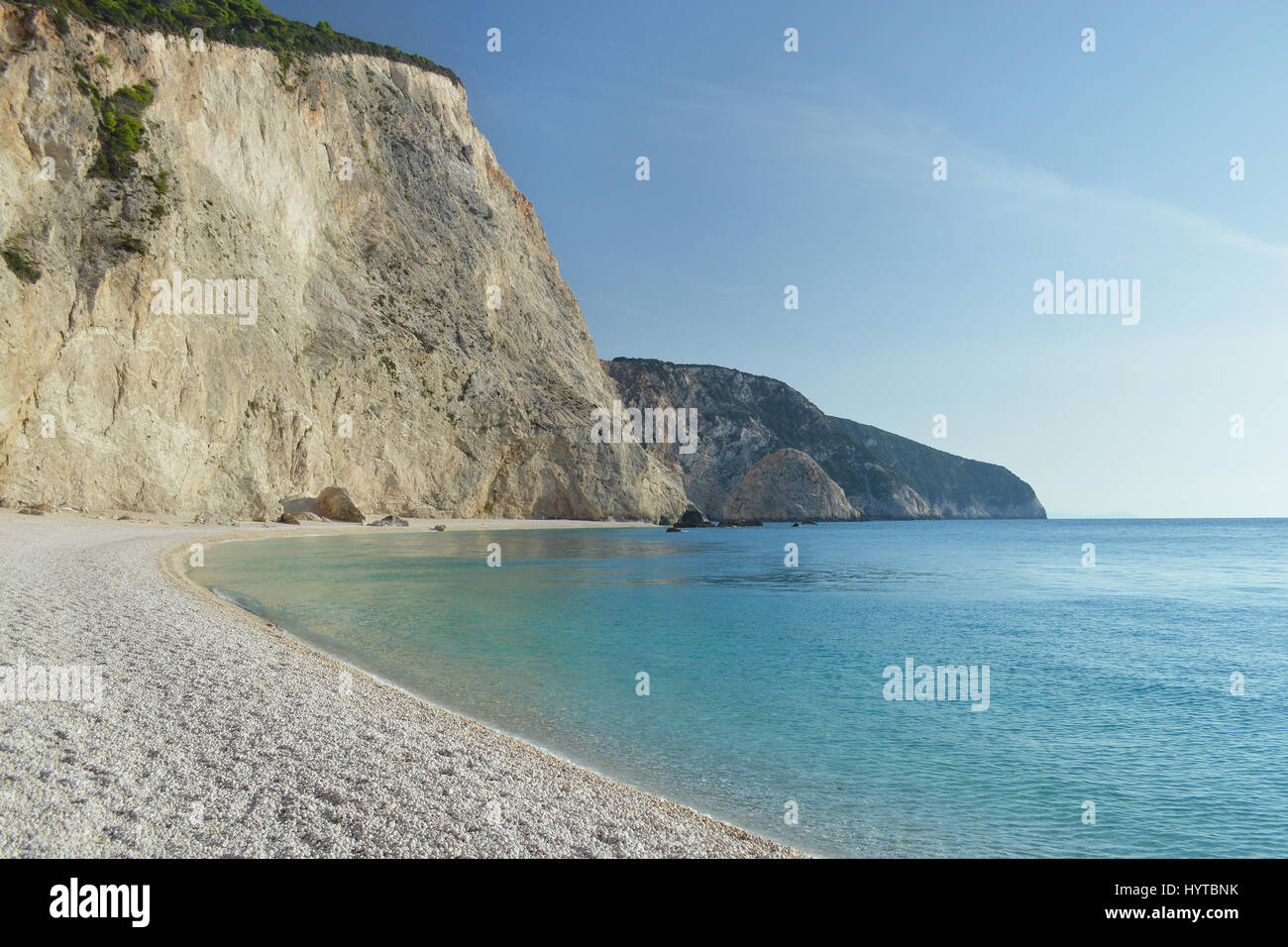 Ruhige sonnige Tag, einsamen Strand, hohen senkrechten Felswänden, türkisfarbenes Meer zu beruhigen Stockfoto