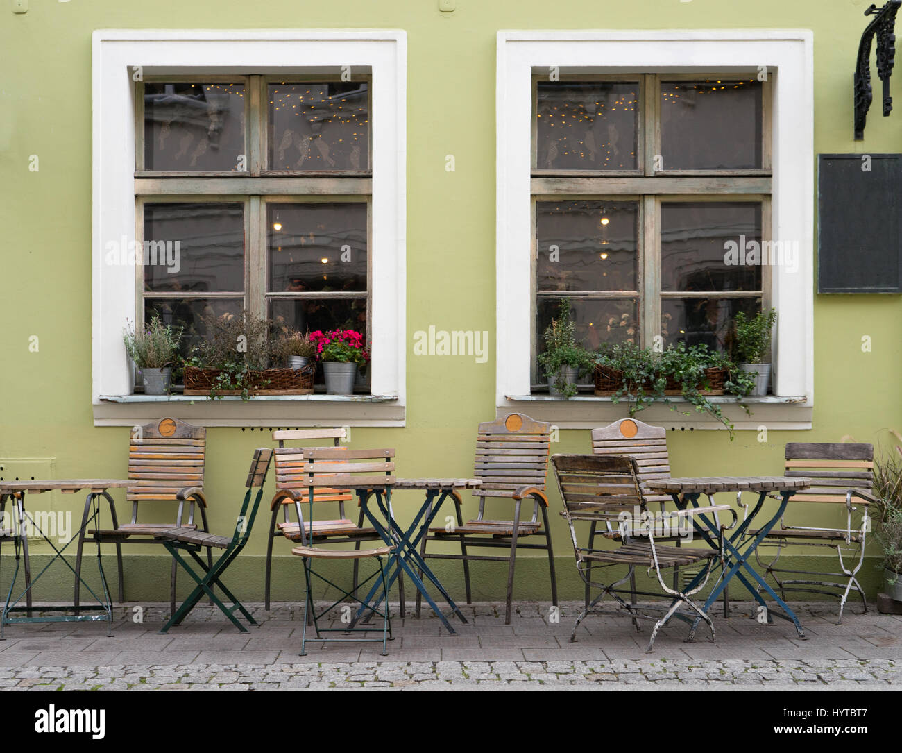 Holzstühlen und Tischen vor einem restaurant Stockfoto