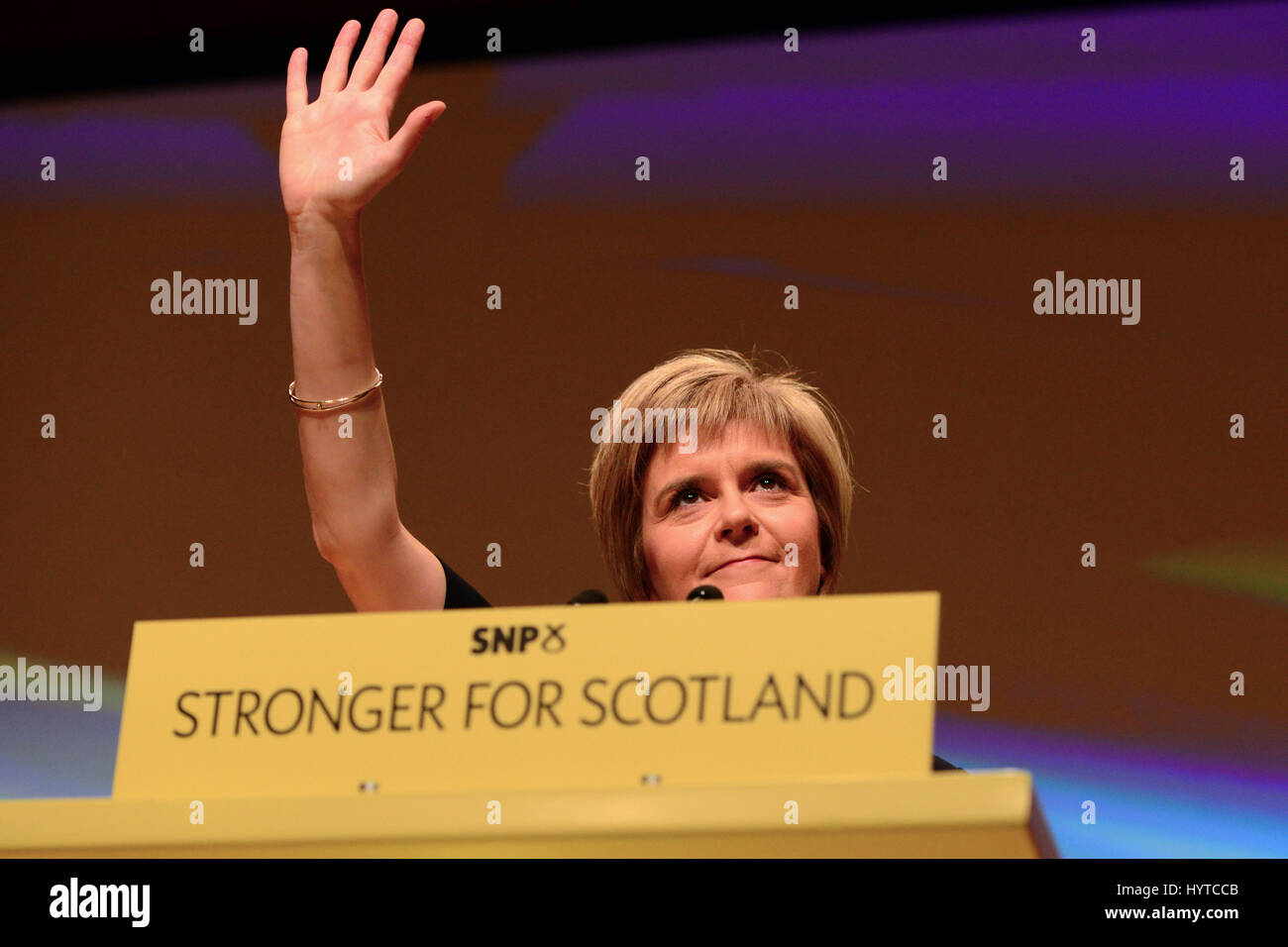 Nicola Sturgeon nachdem er offiziell angekündigt, als der neue Führer der Scottish National Party auf der Party Jahreskonferenz in Perth Stockfoto