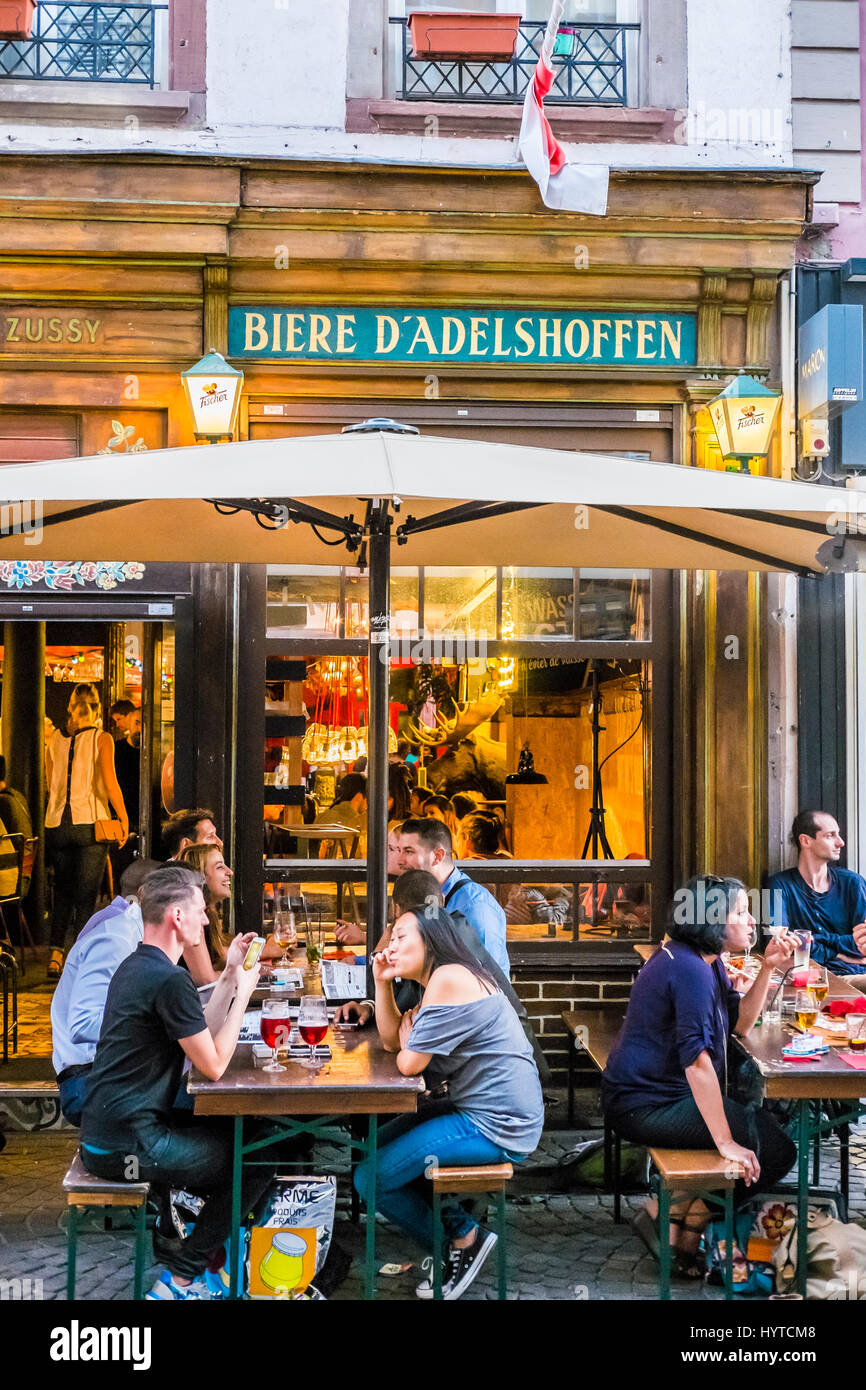 junge Menschen, die eine afterwork Bier auf der Terrasse der bar Restaurant le Troquet de Kneckes, Stockfoto