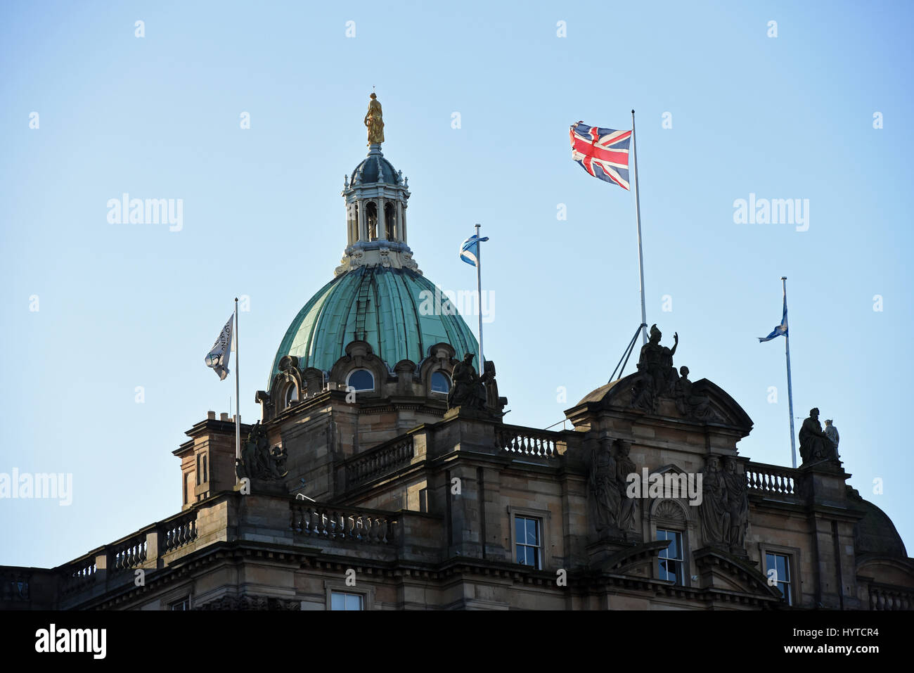 Flaggen wehen über dreihundert Jahre alten Hauptsitz der Bank of Scotland auf The Mound in Edinburgh, heute Teil der Lloyds Banking Group Stockfoto