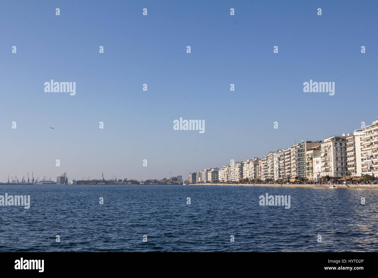 Bild von Thessaloniki (Griechenland) direkt am Meer (Victory Avenue, aka Nikis) gesehen im Winter Foto des legendären Sieges Allee, auch bekannt als Nikis tak Stockfoto