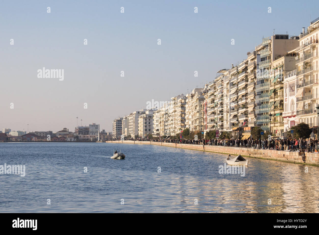 Bild von Thessaloniki (Griechenland) direkt am Meer (Victory Avenue, aka Nikis) gesehen im Winter Foto des legendären Sieges Allee, auch bekannt als Nikis tak Stockfoto