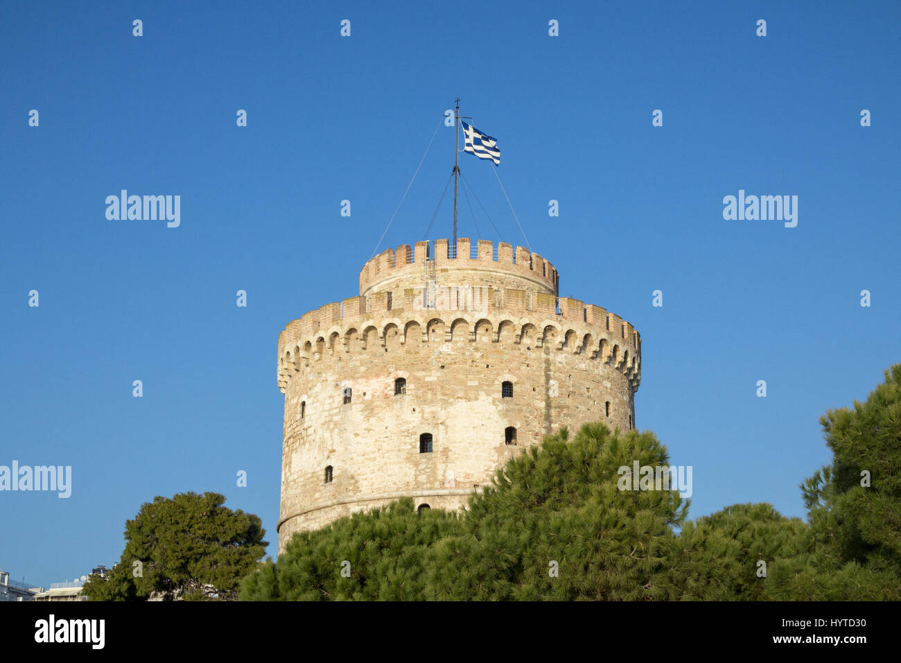 Weißer Turm an einem sonnigen Nachmittag. Der weiße Turm ist eines der wichtigsten Denkmäler von Thessaloniki, zweite Stadt von Griechenland den weißen Turm von Thessaloniki Stockfoto