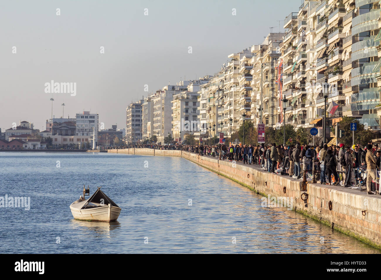 THESSALONIKI, Griechenland - 26. Dezember 2015: Thessaloniki direkt am Meer (Victory Avenue, aka Nikis) gesehen im Winter, eine schwere Menge am Kai Stockfoto