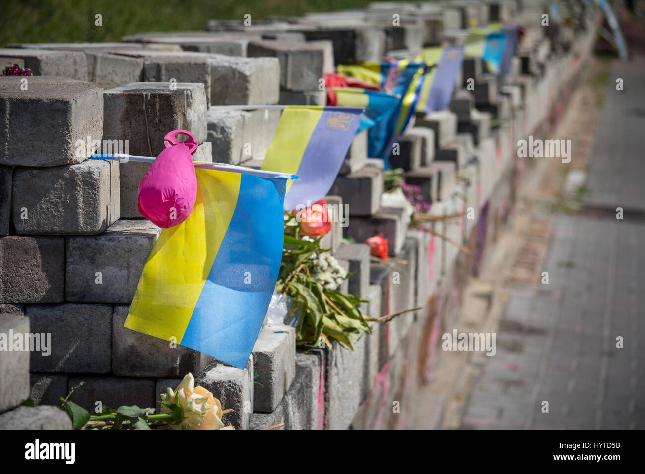 Kiew, UKRAINE - 8. August 2015: Denkmal errichtet, um die Leute von Scharfschützen auf Heroyiv Nebesnoyi Sotni Straße getötet, während der Euromaidan Revolution ein Stockfoto