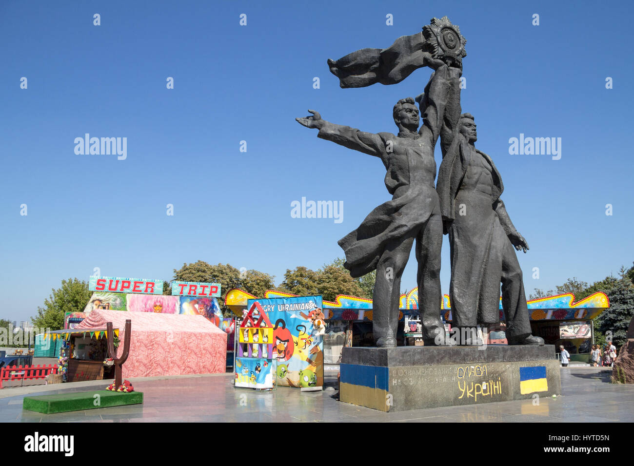 Kiew, UKRAINE - 8. August 2015: Sowjetische Denkmal zu Russisch-ukrainische Freundschaft unter den Menschen Freundschaft Arch Modern Amusement Park ca Stockfoto