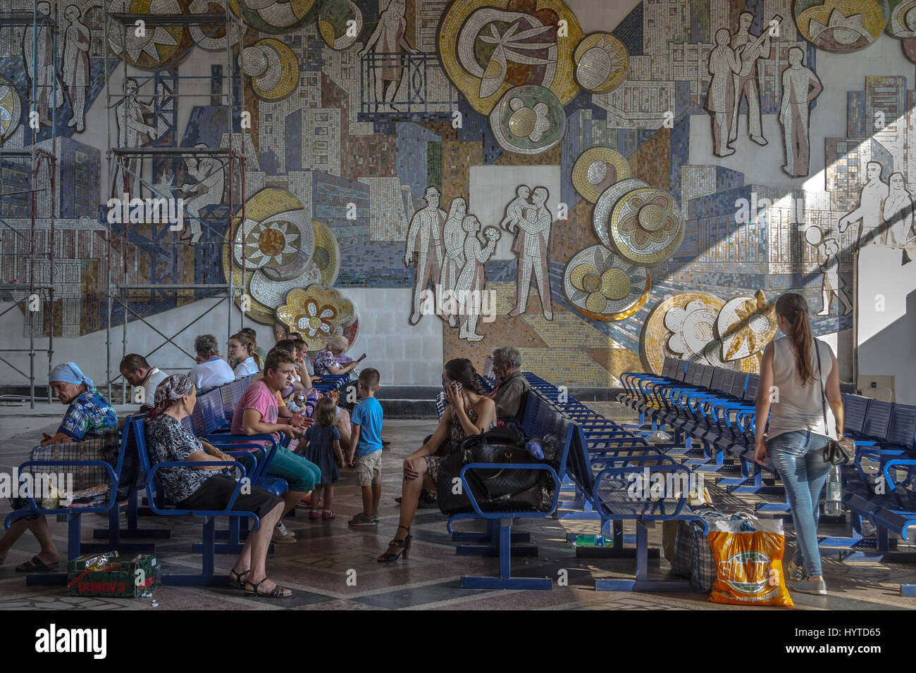 CHISINAU, Republik Moldau - 11. August 2015: Leute sitzen im Wartezimmer des Busbahnhofs Chisinau warten auf ein Überlandbus Bord. Eine kommunistische fr Stockfoto