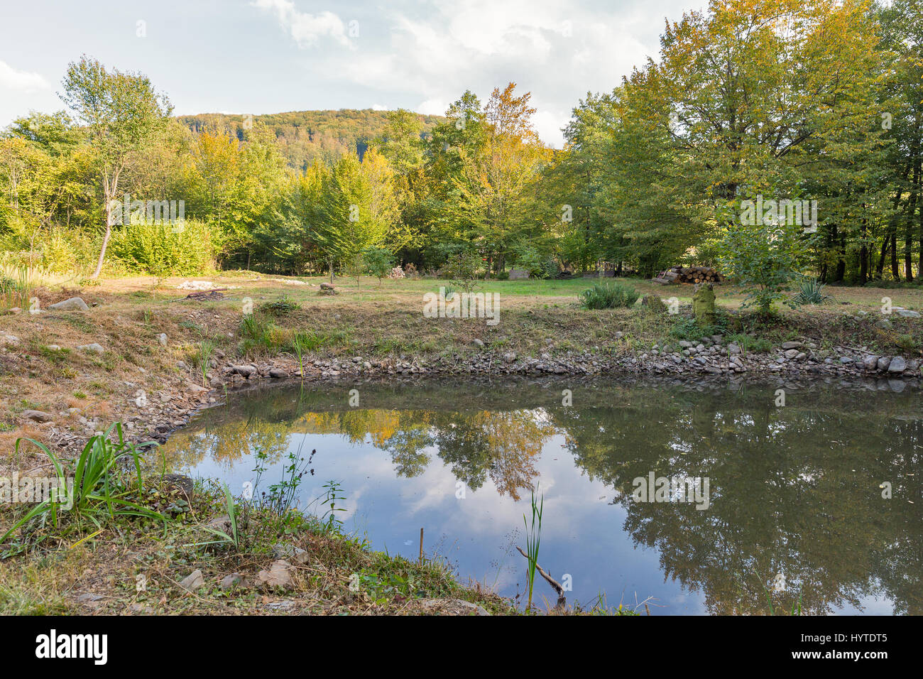 Karpaten Landschaft mit kleinen See im Herbst. Ukrainische Transkarpatien, Mukatschewo Bezirk. Stockfoto