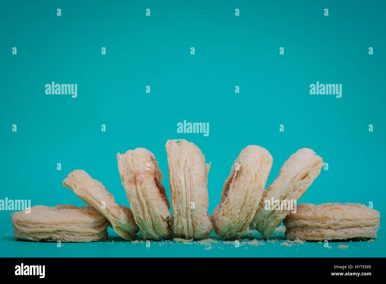 Erdbeermarmelade Cookies auf blauem Hintergrund Stockfoto