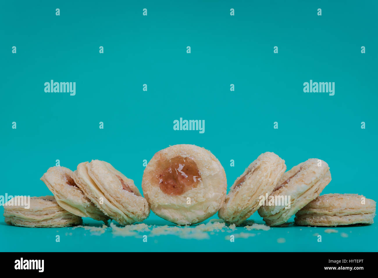 Erdbeermarmelade Cookies auf blauem Hintergrund Stockfoto