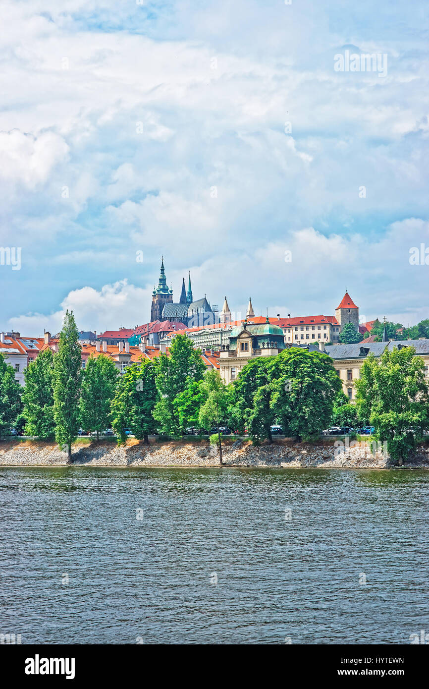 Moldau-Ufer mit Altstadt von Prag, Tschechische Republik. Strakova Akademie mit St-Veits-Kirche auf dem Hintergrund Stockfoto