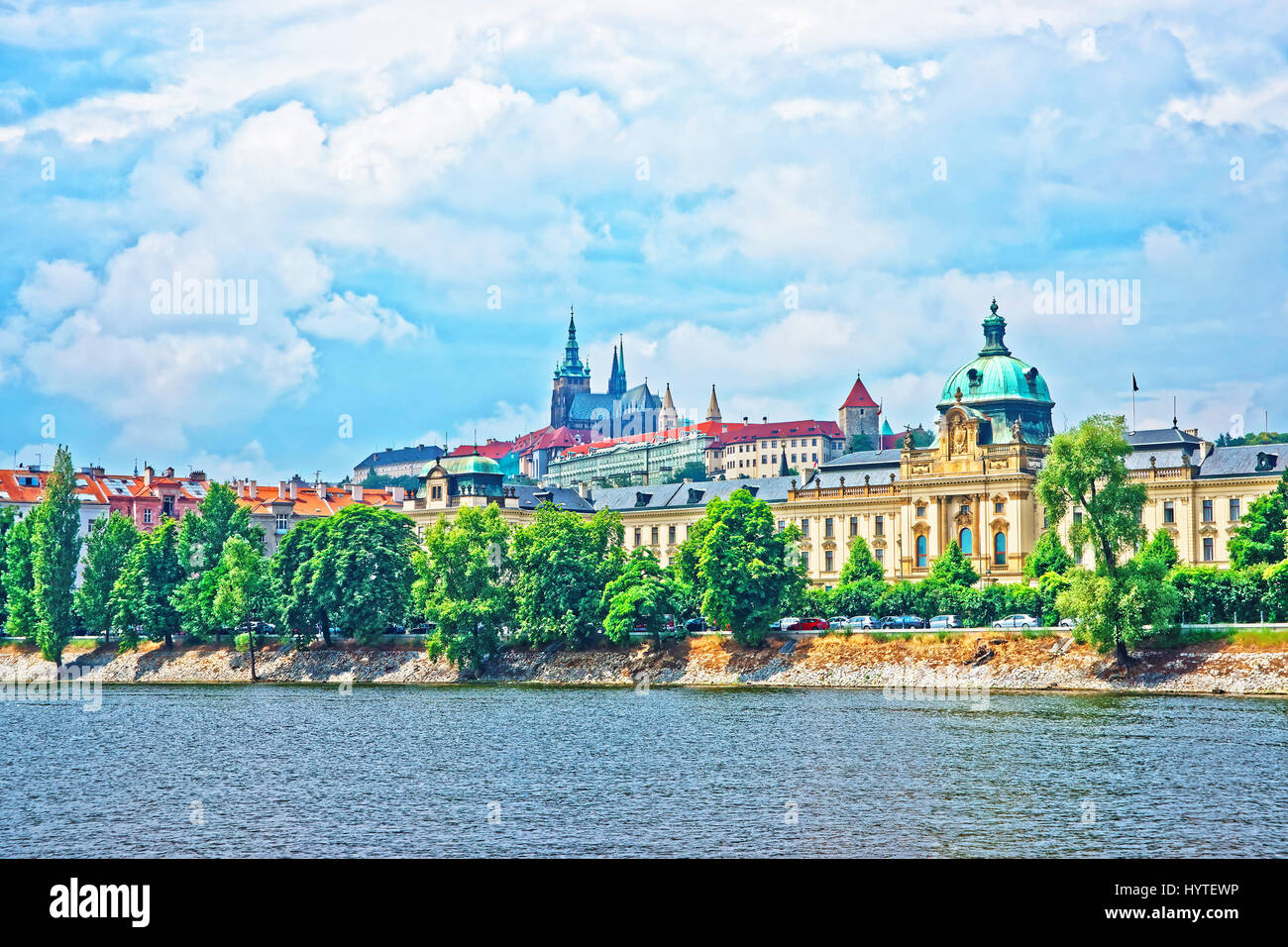 Moldau-Ufer mit Altstadt von Prag, Tschechische Republik. Strakova Akademie und St-Veits-Kirche auf dem Hintergrund Stockfoto