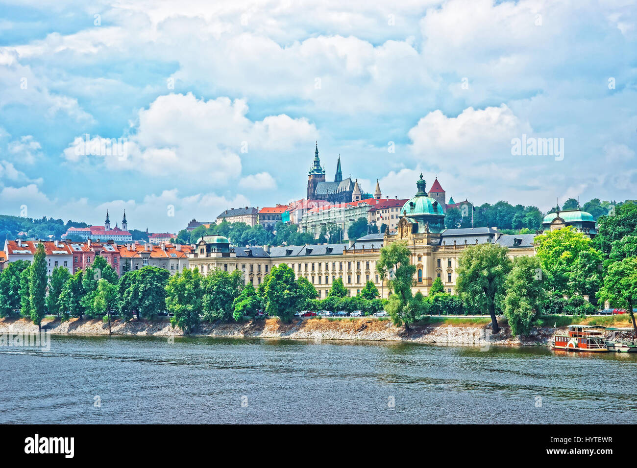 Moldau-Ufer und Altstadt von Prag, Tschechische Republik. Strakova Akademie mit St-Veits-Kirche auf dem Hintergrund Stockfoto