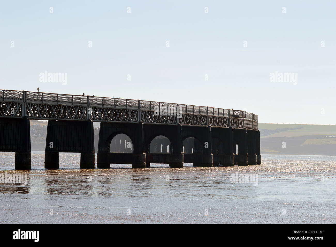 Die Tay-Eisenbahnbrücke fegt um in Richtung Newburgh in Fife wie es den Fluss Tay von Dundee kreuzt. Stockfoto