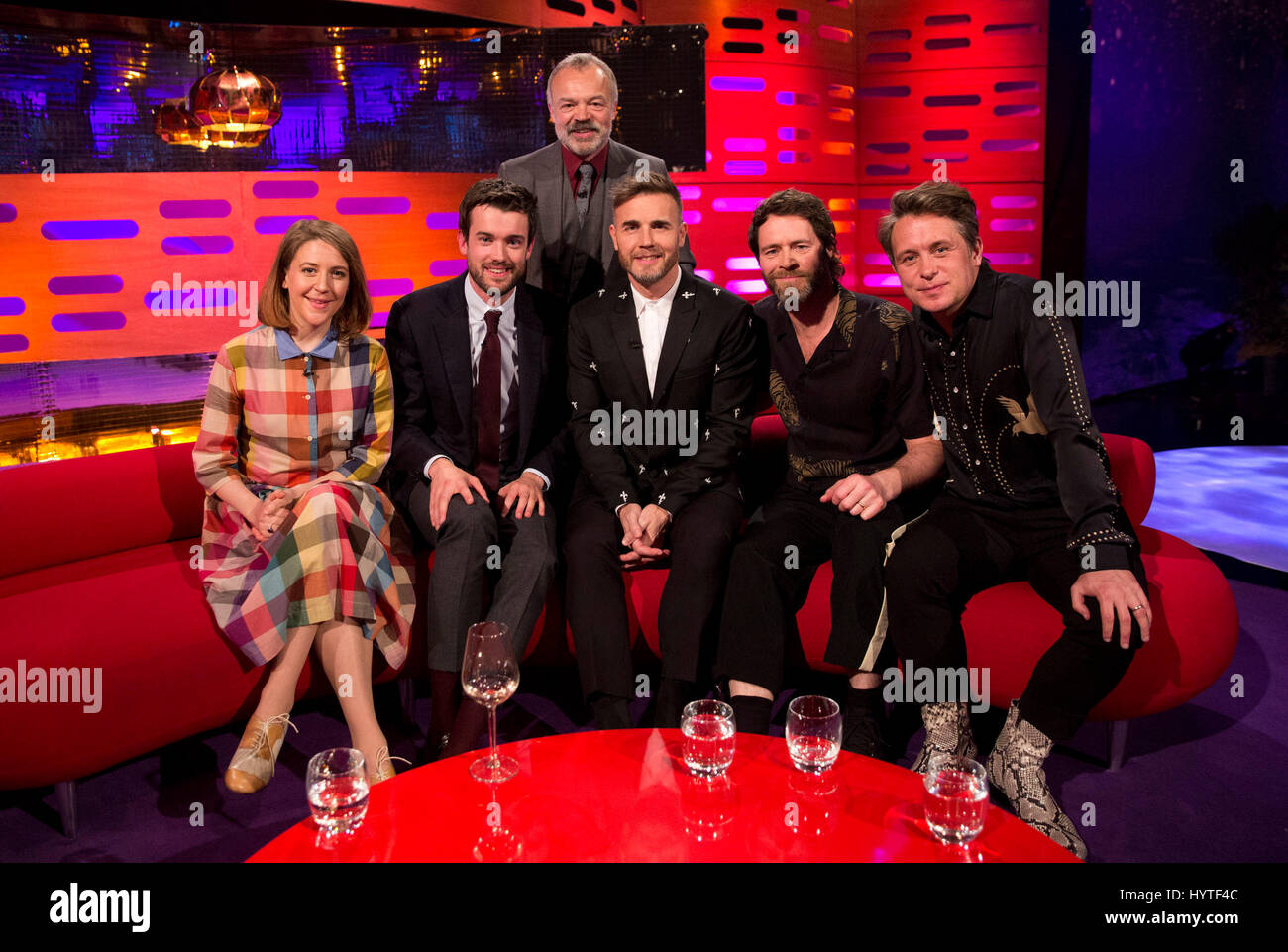 (links nach rechts) Gemma Whelan, Jack Whitehall, Graham Norton und Gary Barlow, Howard Donald und Mark Owen von nehmen, die während der Dreharbeiten zu the Graham Norton Show in den Londoner Studios. Stockfoto