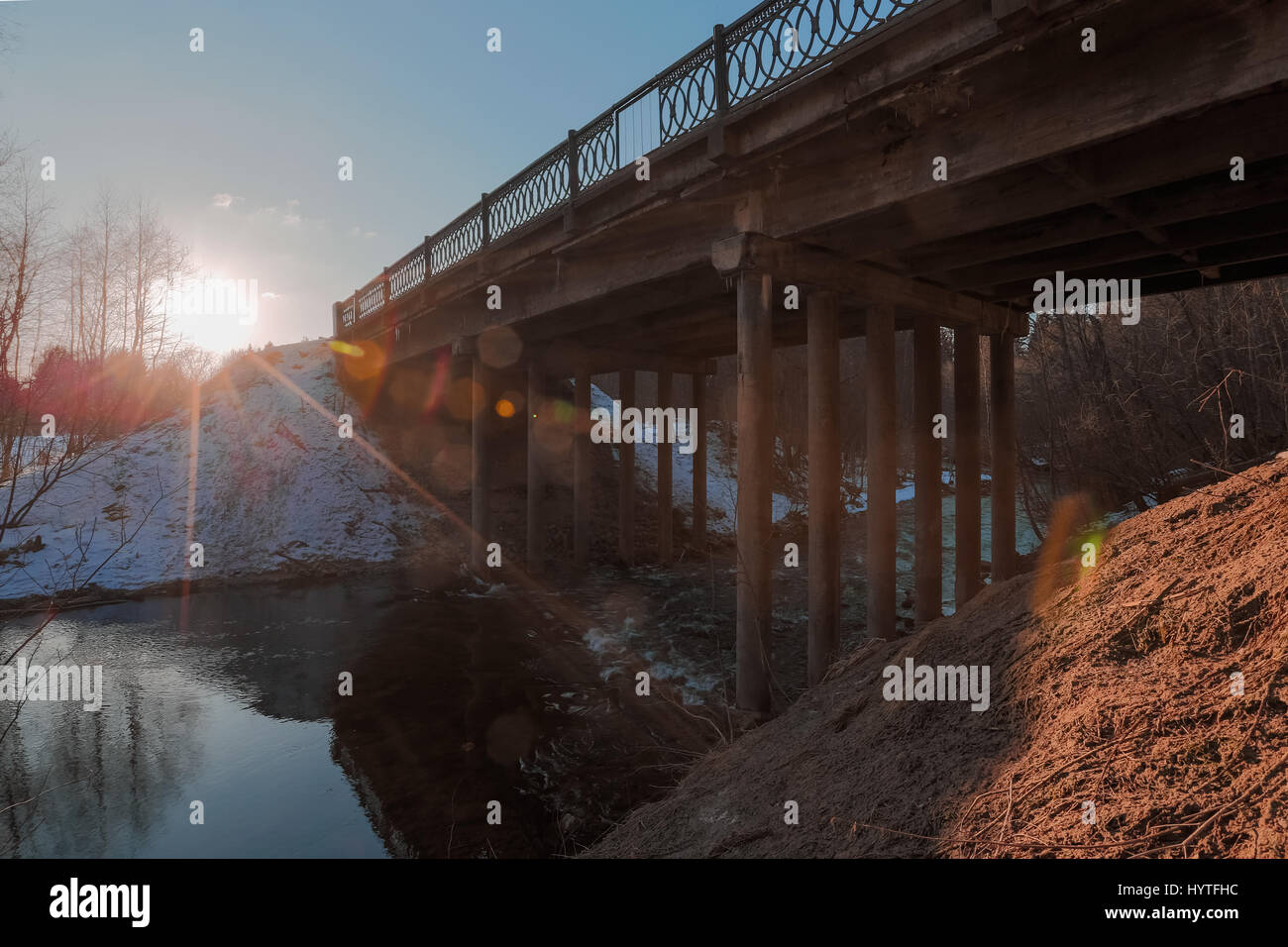 Wahnsinnig schönes Foto von der Brücke aus einem ungewöhnlichen Blickwinkel. Stockfoto