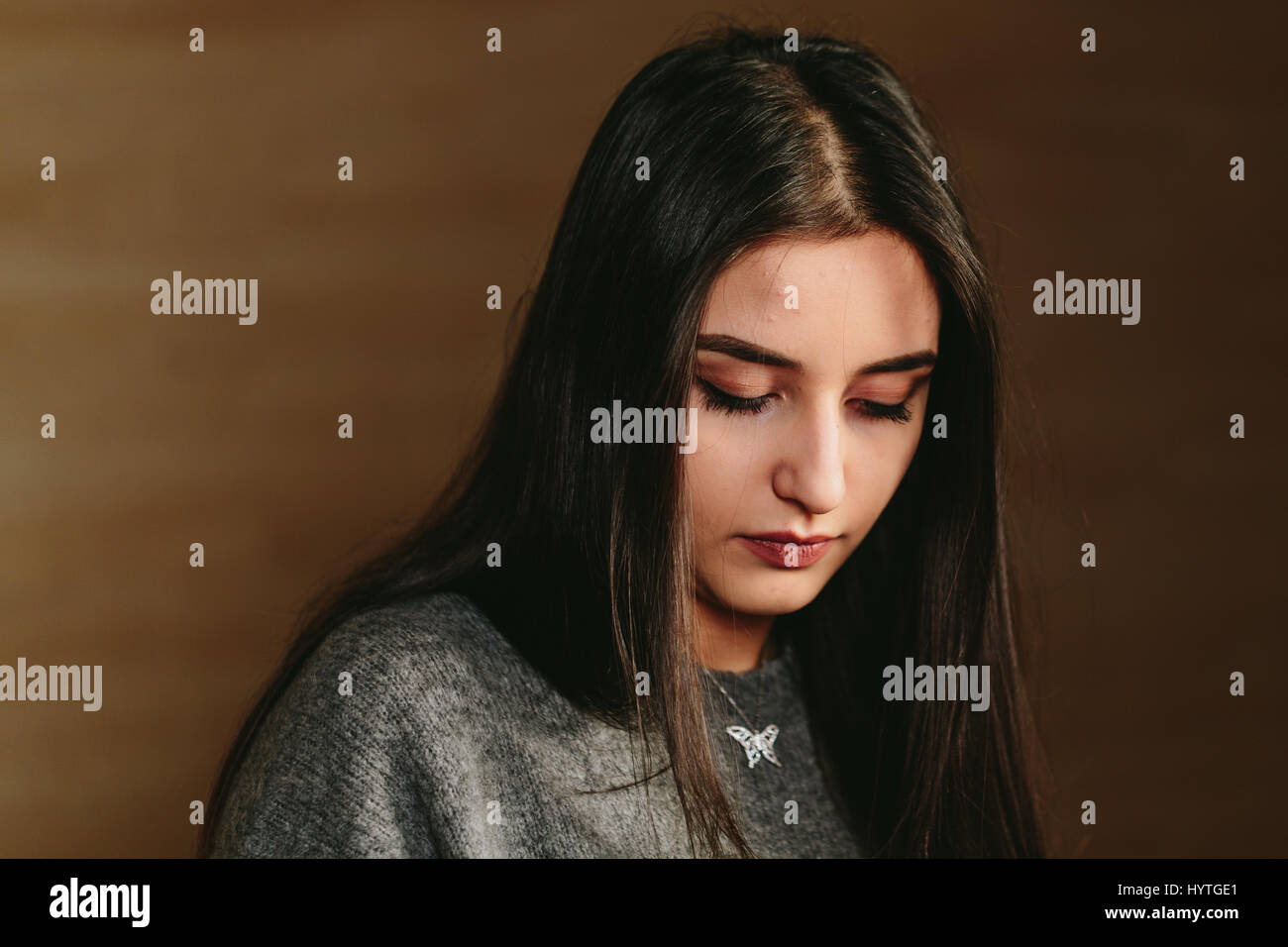 schöne junge Brünette Frau close-up Portrait im Zimmer. Stockfoto