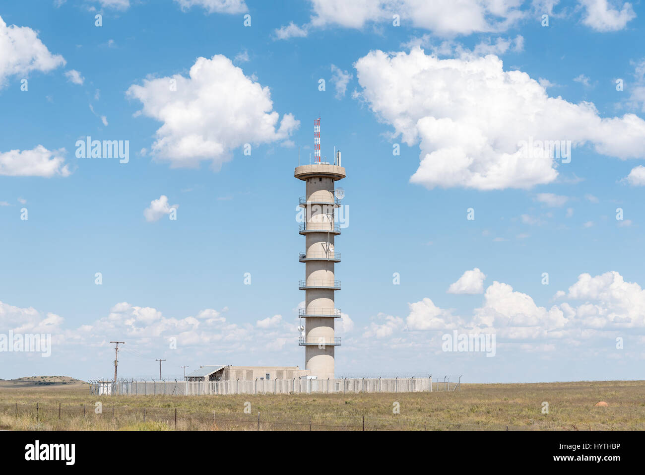 NOUPOORT, Südafrika - 21. März 2017: eine Mikrowelle Fernmeldeturm in der Nähe von Noupoort, einer kleinen Stadt in der Provinz Northern Cape Stockfoto