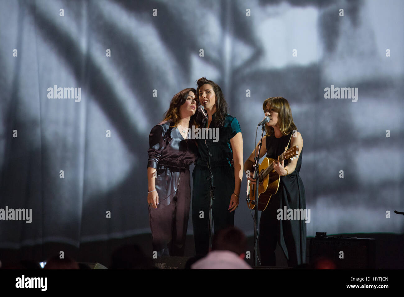 Hydra - Feist, Daniela Gesundheit und AroarA führt "Das ist No Way To Say Goodbye" zu Ehren von Leonard Cohen, 2017 Juno Awards. Stockfoto