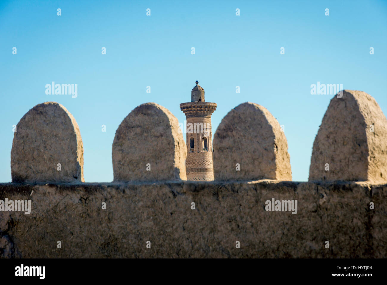Alte Stadtmauer und Minarett gemacht von Schlamm, alte Stadt Chiwa, Usbekistan Stockfoto