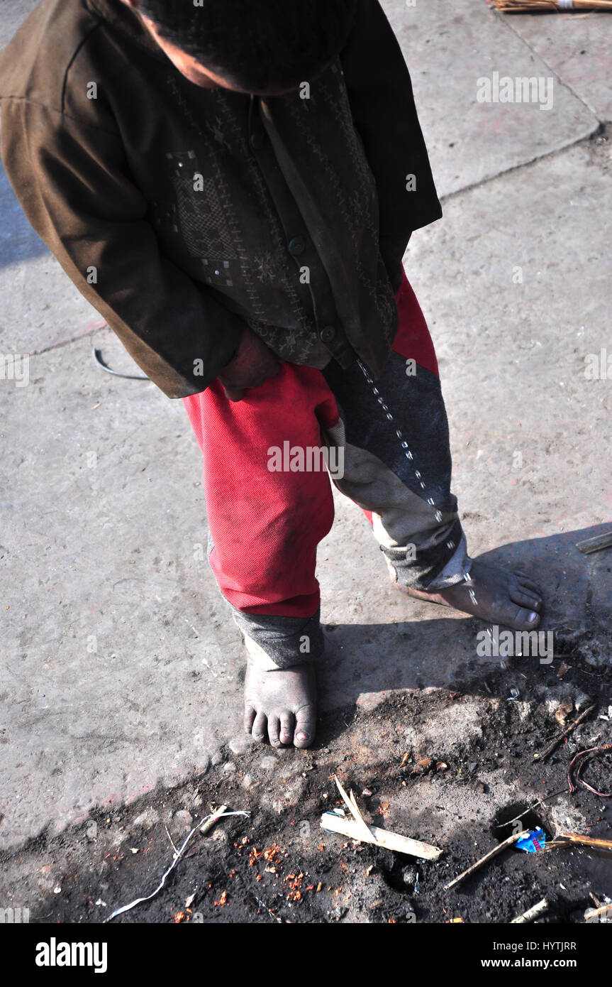 kleine-jungen-pinkeln-stra-enjunge-stra-e-delhi-indien-photo