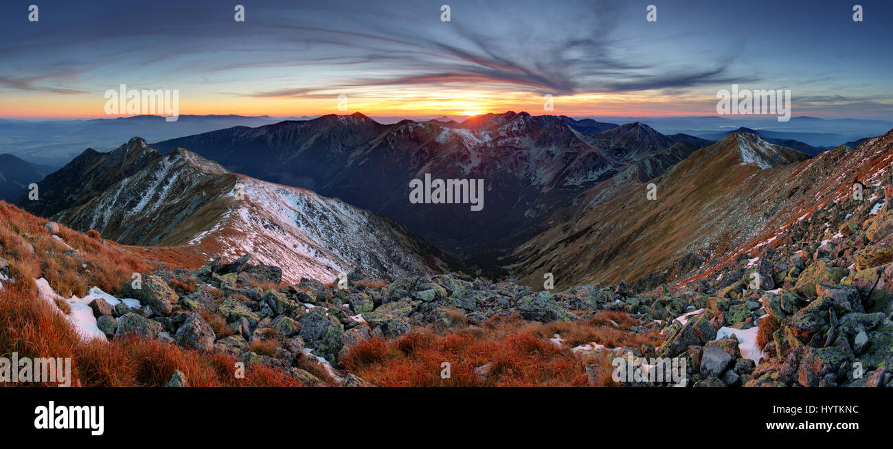 Sonnenuntergang Bergpanorama in West Tatra Stockfoto