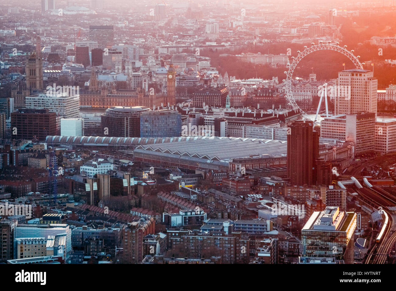 Das britische Parlament und dem London Eye bei Sonnenuntergang - Blick vom The Shard, London, England, UK Stockfoto