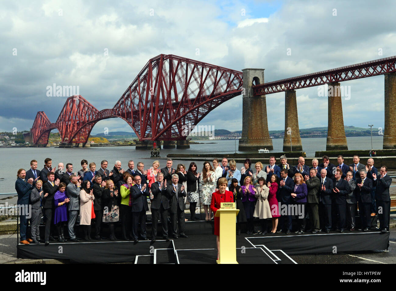 SNP-Führer und schottischen ersten Minister Nicola Sturgeon applaudiert von der Fraktion der 56 neu gewählte SNP MPs, wie sie eine Rede in South Queensferry mit die Forth Bridge im Hintergrund Stockfoto