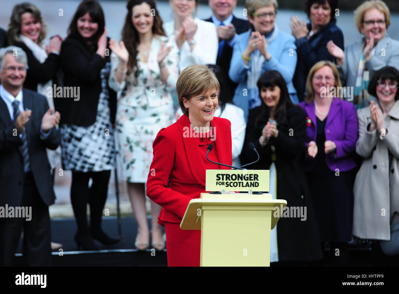 SNP-Führer und schottischen ersten Minister Nicola Sturgeon betritt die Bühne, eine Rede in South Queensferry, mit einigen der Gruppe von 56 neu gewählte SNP MPs mit die Forth Bridge im Hintergrund geben Stockfoto